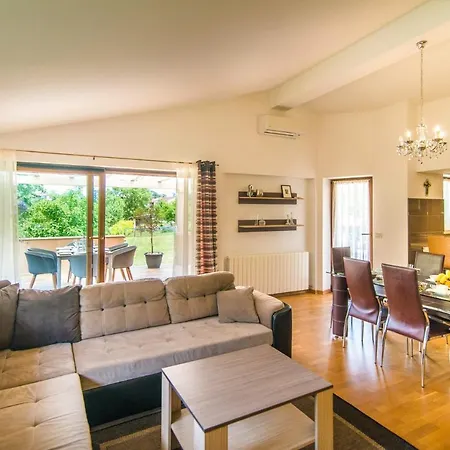 Villa Lorna Lucia Vila